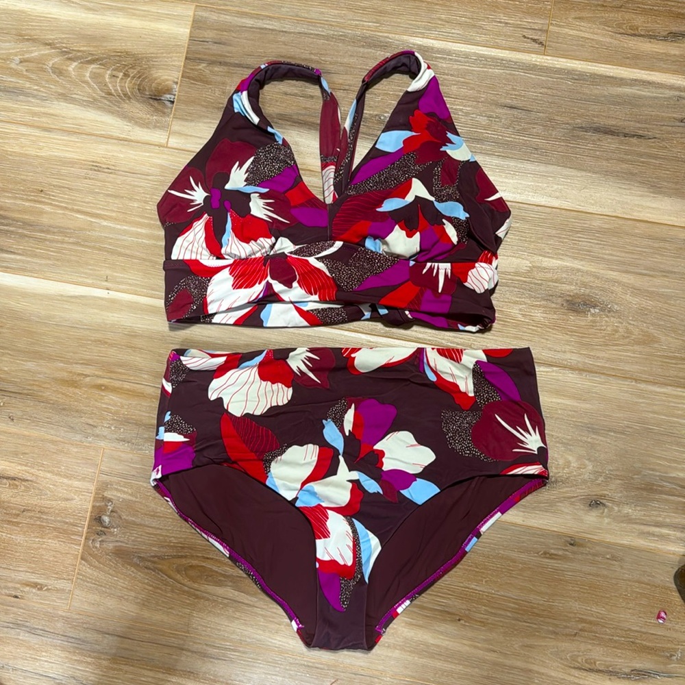 Gently used Athleta Hero Bloom Decadent Chocolate Plunge Bikini Top AND Bottom!